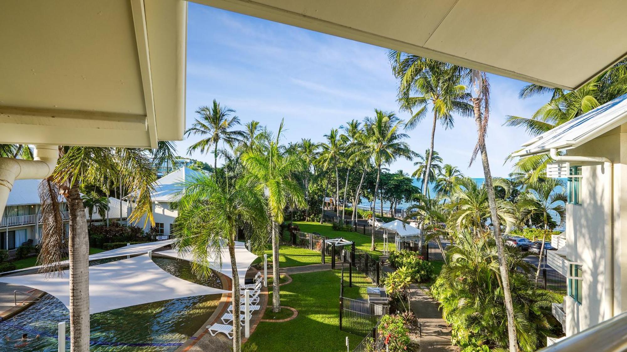 Coral Sands Beachfront Resort Trinity Beach Exterior photo