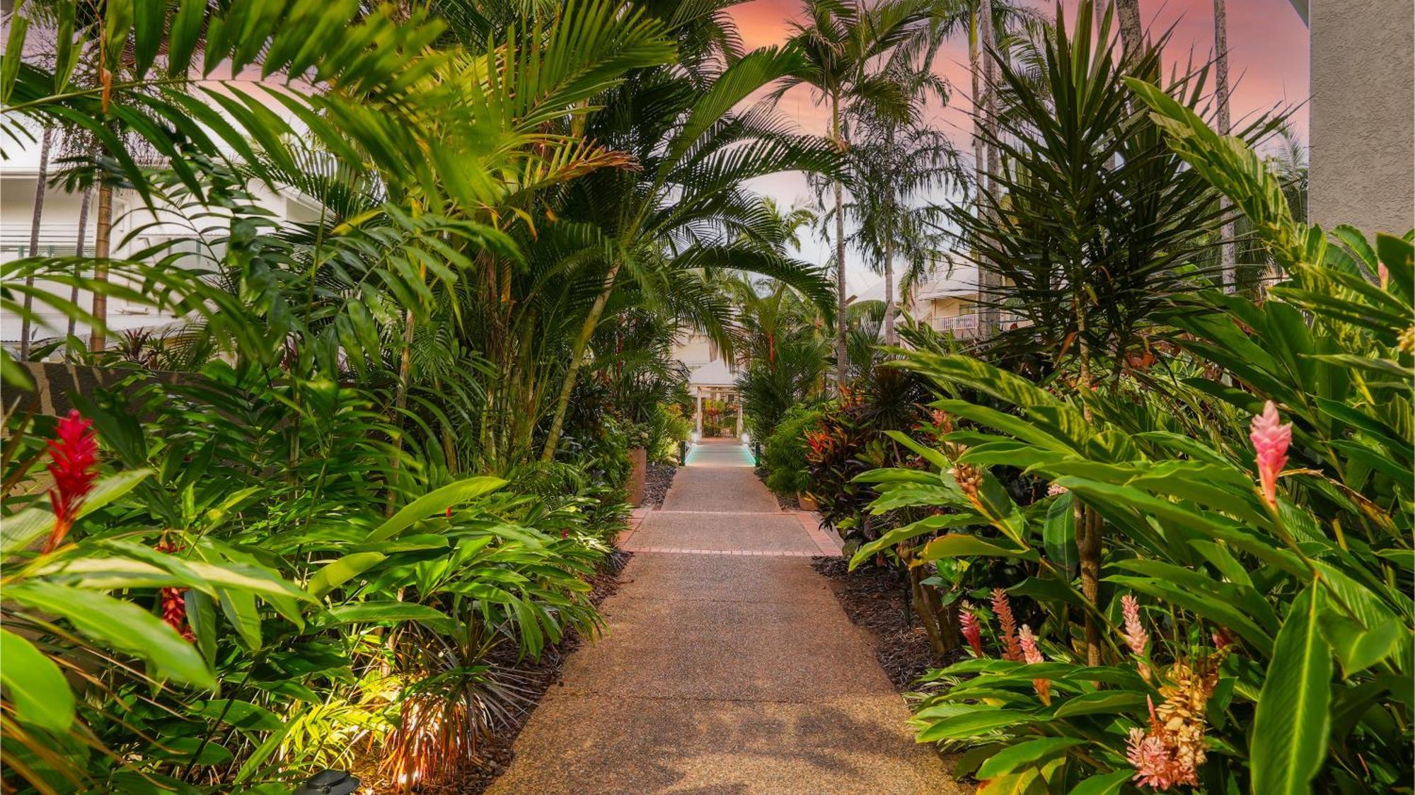 Coral Sands Beachfront Resort Trinity Beach Exterior photo