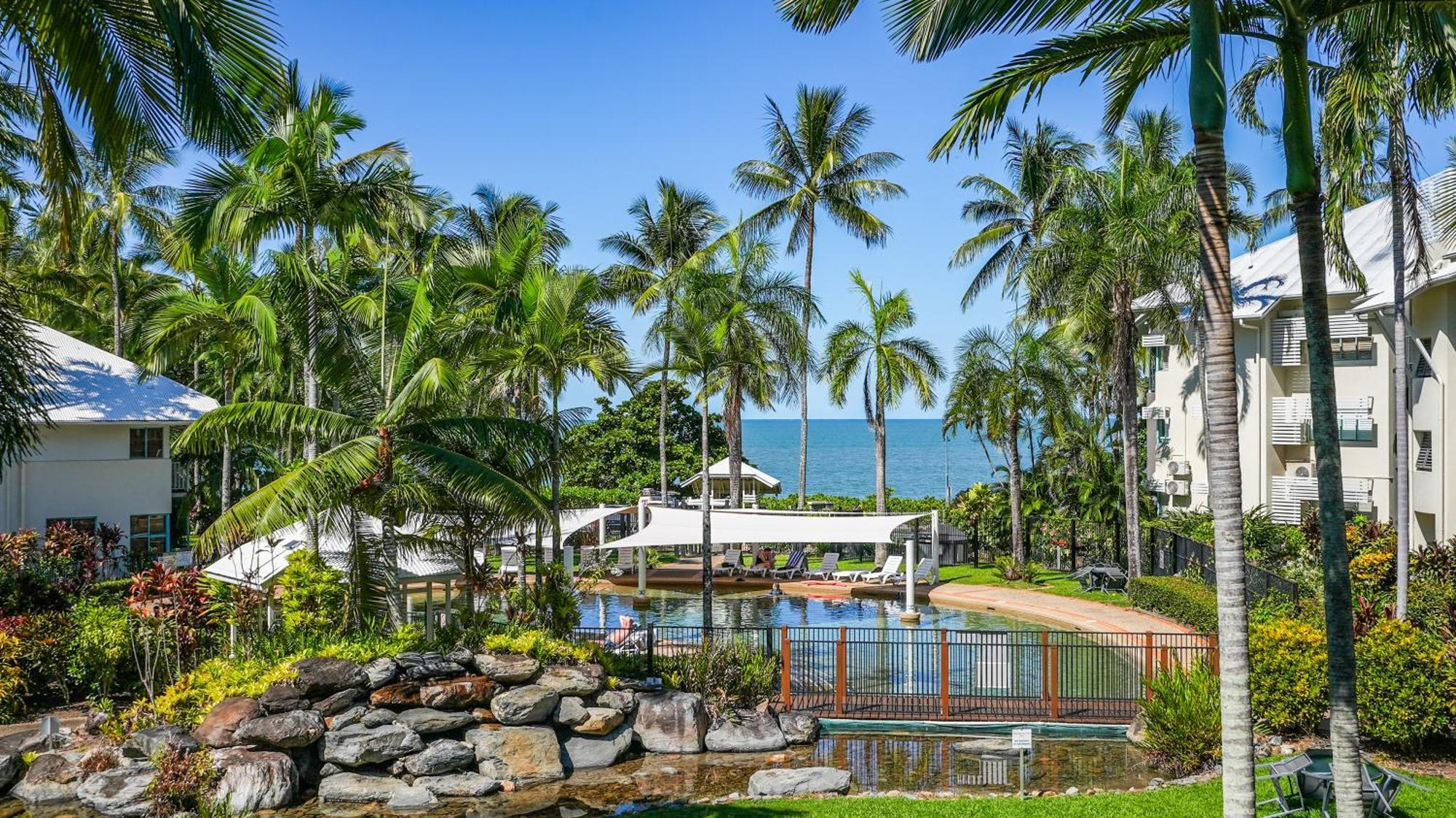 Coral Sands Beachfront Resort Trinity Beach Exterior photo
