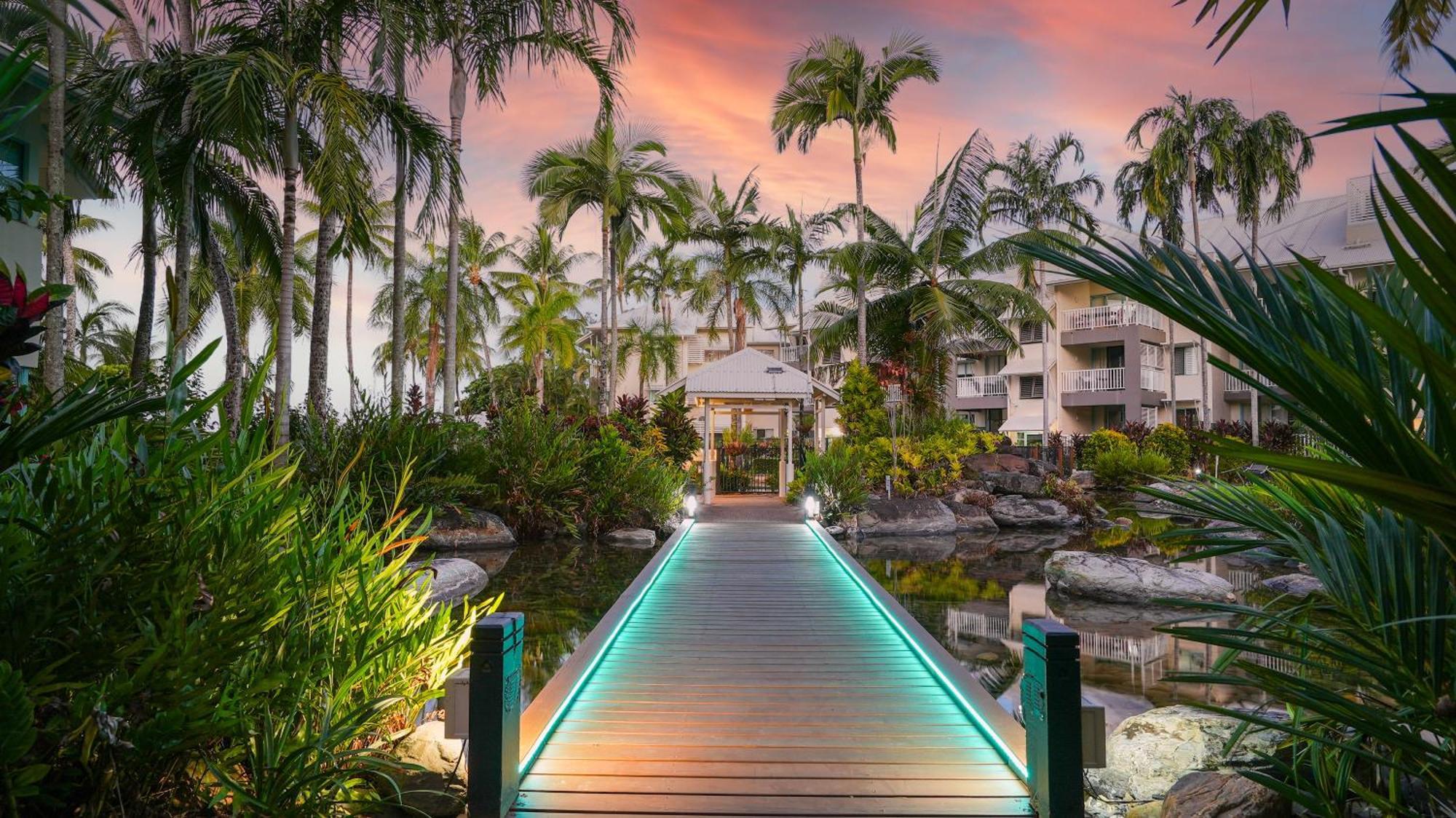 Coral Sands Beachfront Resort Trinity Beach Exterior photo