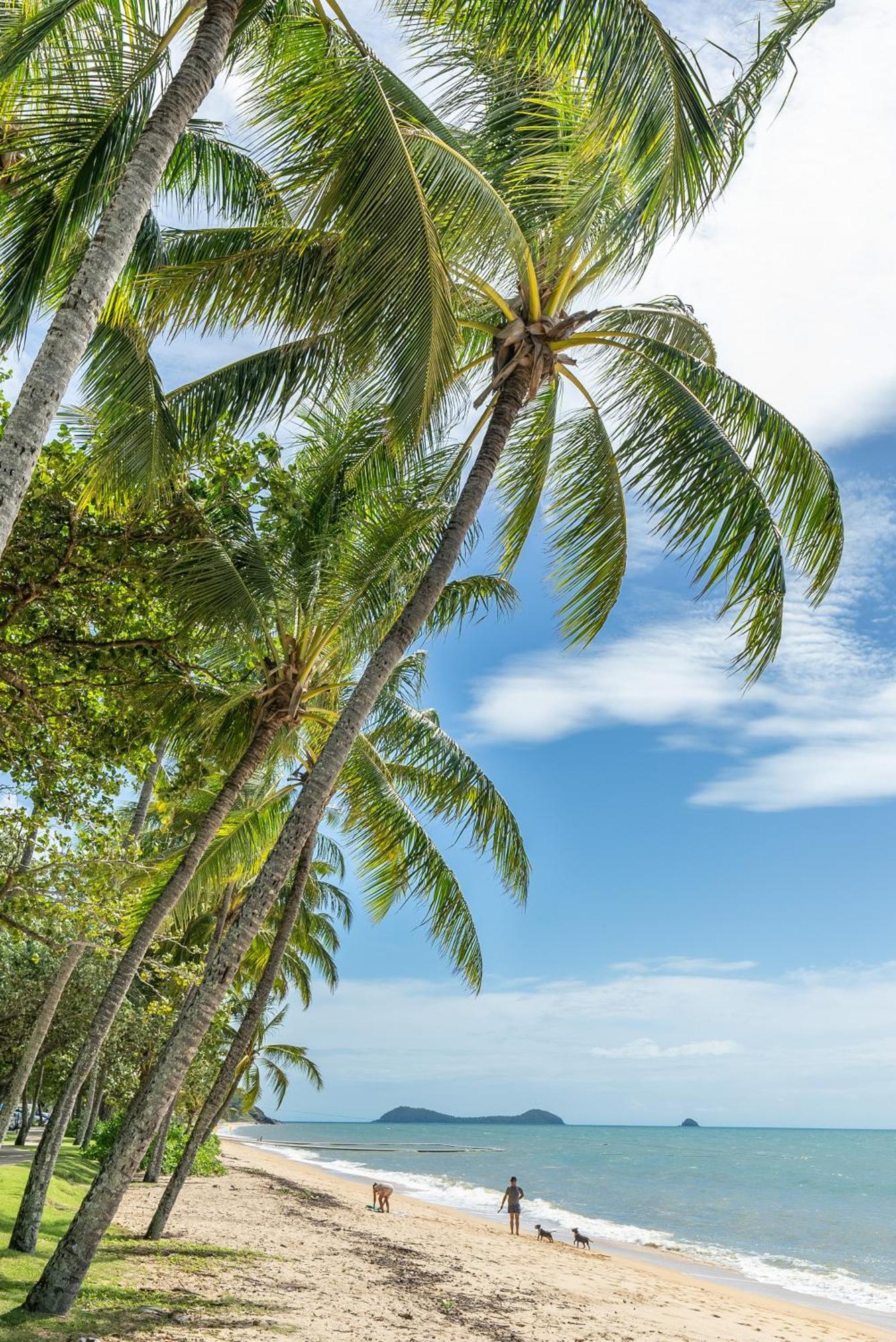 Coral Sands Beachfront Resort Trinity Beach Exterior photo