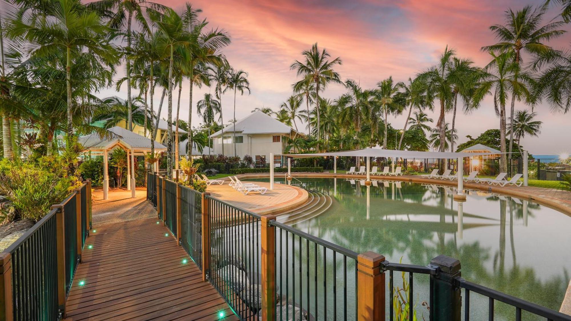 Coral Sands Beachfront Resort Trinity Beach Exterior photo